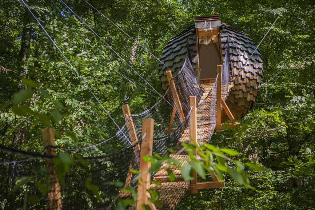 Cabane perchée insolite avec escalier en bois