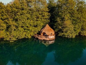 Cabane dans les arbres avec bain nordique