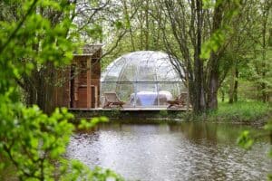 Bulle transparente au bord de l’eau – nuit dans une bulle