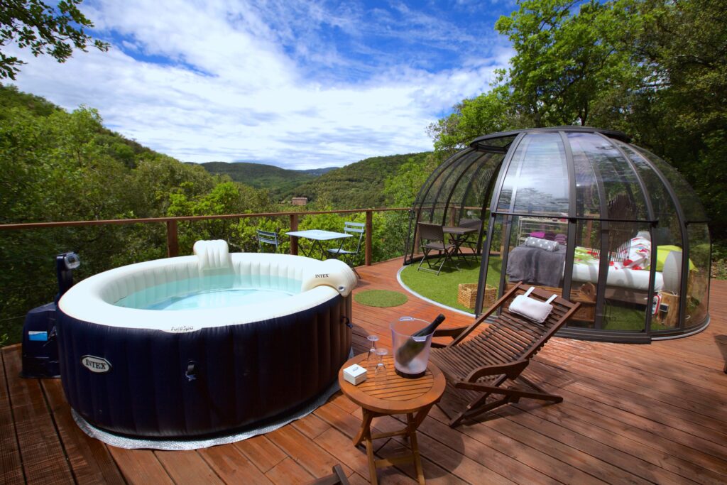 Jacuzzi privatif sur terrasse en bois – glamping luxe